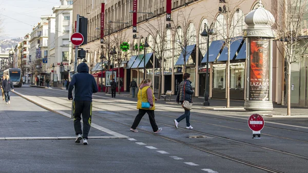 Nice, França, em 7 de março de 2015. A rua principal da cidade - Avenida Jean Medsen — Fotografia de Stock