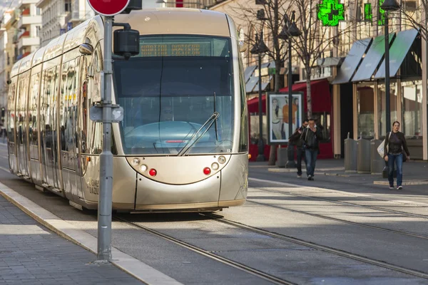 Niza, Francia, 7 de marzo de 2015. El tranvía de alta velocidad va por la avenida Jean Medsen — Foto de Stock