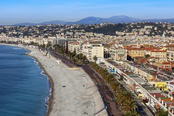 Niza, Francia, 7 de marzo de 2015. La vista superior de una playa y Promenade des Anglais . — Foto de Stock