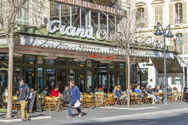 Nice, França, em 7 de março de 2015. Café de verão na rua principal da cidade - Avenida Jean Medsen — Fotografia de Stock