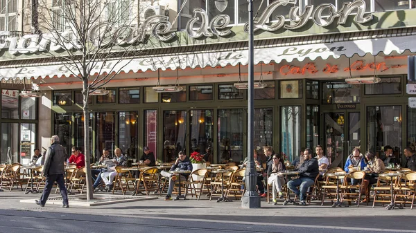 Nice, França, em 7 de março de 2015. Café de verão na rua principal da cidade - Avenida Jean Medsen — Fotografia de Stock
