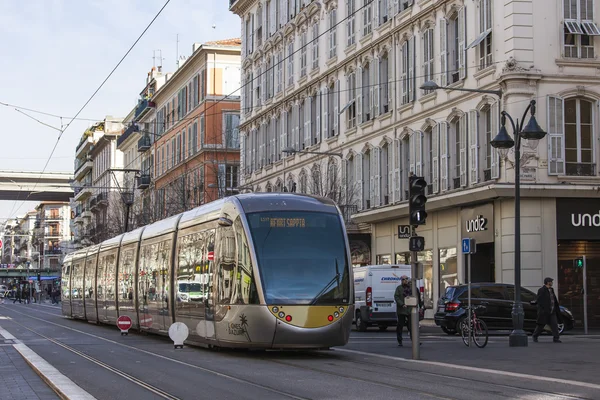 Nice, France, am 7. März 2015. die Hochgeschwindigkeits-Straßenbahn fährt auf jean medsen avenue — Stockfoto