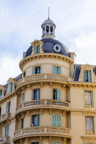 Nice, Frankrijk, op 7 maart 2015. Typische architectonische details van historische gebouw — Stockfoto