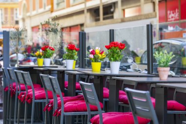 Güzel, Fransa, 7 Mart 2015 tarihinde. Yaz Cafe şehrin sokak üzerinde küçük tablolar