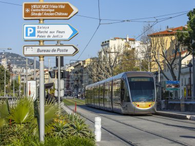 Güzel, Fransa, 7 Mart 2015 tarihinde. Tipik kentsel görünümü