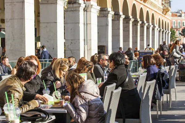 Nice, França, em 7 de março de 2015. As pessoas têm um resto no café de verão em Massena Square — Fotografia de Stock