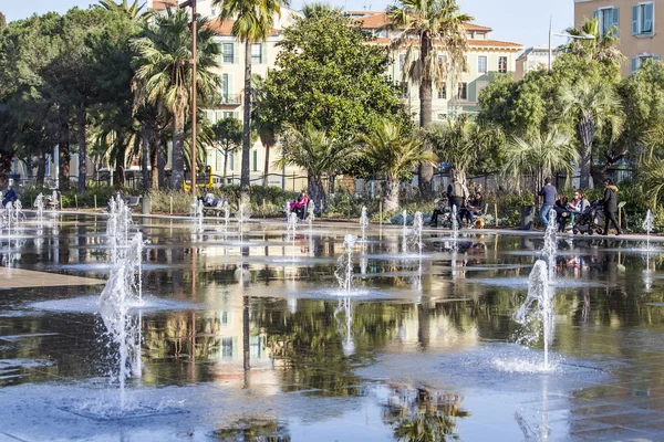 Nice, Francie, na 7 březnu 2015. Nový veřejný park - Promenade du Paillon. Plochý fontána — Stock fotografie