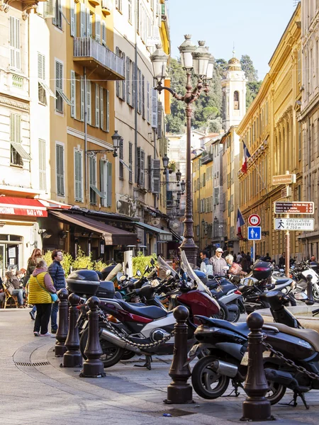 Nice, Francja, na 7 marca 2015. Typowe syreet wąski w dół miasta — Zdjęcie stockowe