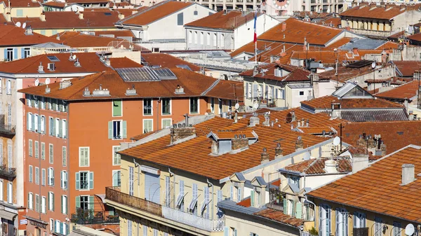 Nice, Frankrijk, op 7 maart 2015. Het bovenaanzicht op rode daken van de oude stad — Stockfoto