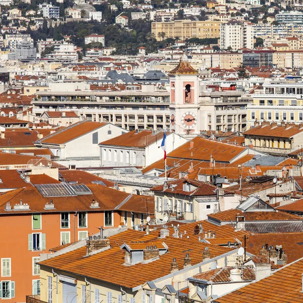 Nice, France, le 7 mars 2015. La vue de dessus sur les toits rouges de la vieille ville — Photo