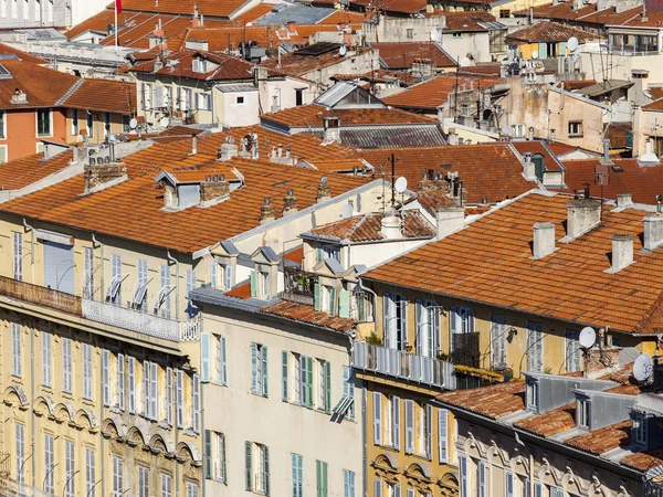 Niza, Francia, 7 de marzo de 2015. La vista superior de los tejados rojos de la ciudad vieja — Foto de Stock