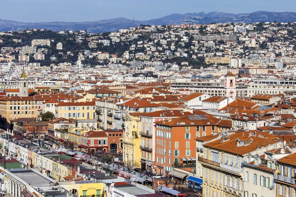 Nice, Francia, il 7 marzo 2015. La vista dall'alto sui tetti rossi della città vecchia — Foto Stock