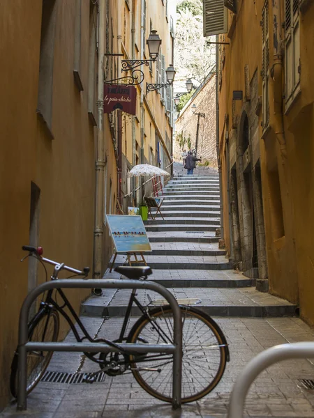 Nice, France, on March 7, 2015. Typical narrow syreet in down town — Stock Photo, Image