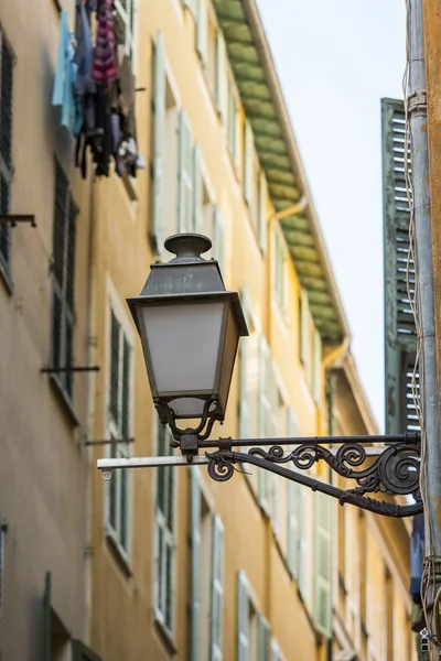 Nice, Frankrike, den 7 mars 2015. Den gamla staden, typiska arkitektoniska detaljer i provensalsk stil — Stockfoto