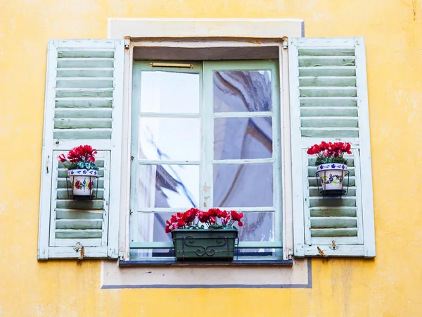 Nice, Francia, il 7 marzo 2015. La città vecchia, dettagli architettonici tipici in stile provenzale — Foto Stock