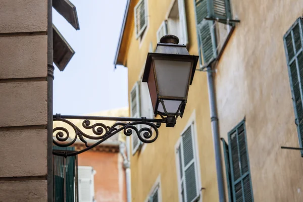 Nice, France, le 7 mars 2015. La vieille ville, détails architecturaux typiques dans le style provençal — Photo