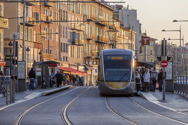 Nice, Frankrijk, op 7 maart 2015. De snelle tram rijdt op de stad straat — Stockfoto