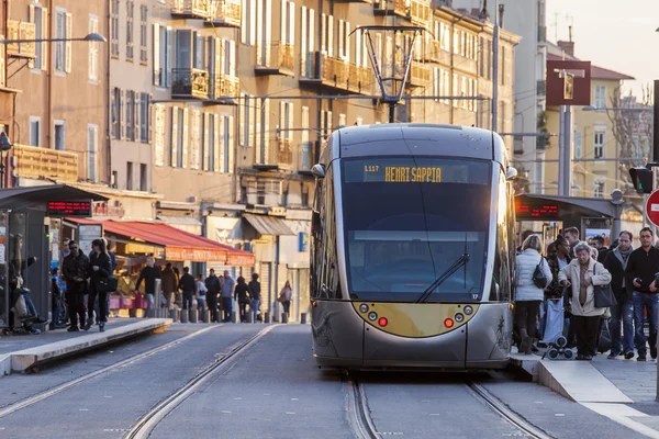 Güzel, Fransa, 7 Mart 2015 tarihinde. Yüksek hızlı tramvay şehrin sokak gider — Stok fotoğraf