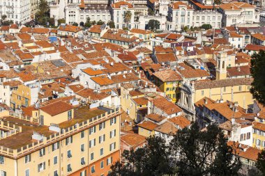Güzel, Fransa, 7 Mart 2015 tarihinde. Eski şehrin kırmızı çatılar üzerinde Üstten Görünüm