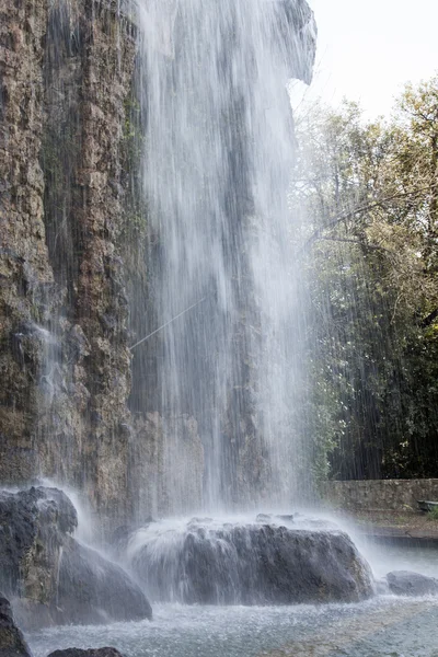 Cadute sulla montagna rocciosa — Foto Stock