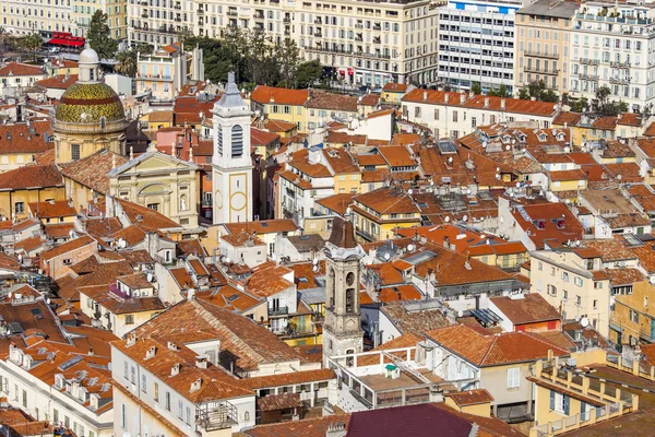 Nice, Frankrijk, op 7 maart 2015. Het bovenaanzicht op rode daken van de oude stad — Stockfoto