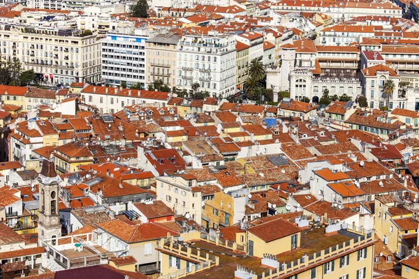 Nice, Frankrijk, op 7 maart 2015. Het bovenaanzicht op rode daken van de oude stad — Stockfoto