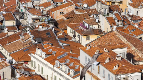 Niza, Francia, 7 de marzo de 2015. La vista superior de los tejados rojos de la ciudad vieja —  Fotos de Stock