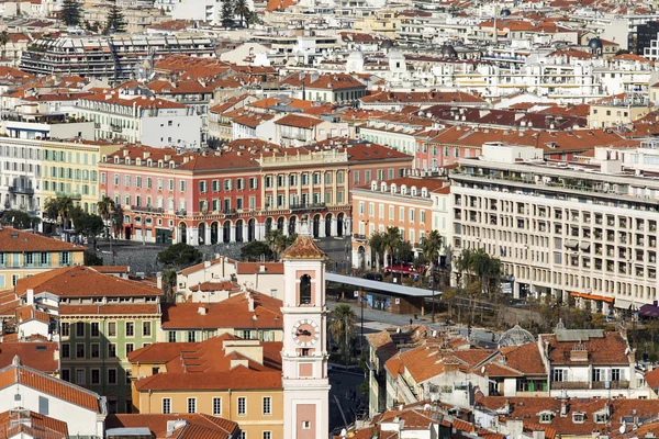 Nice, France, le 7 mars 2015. La vue de dessus sur les toits rouges de la vieille ville — Photo