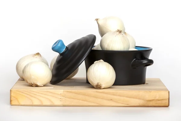 White mediterrane uien in zwarte capaciteit voor opslag — Stockfoto