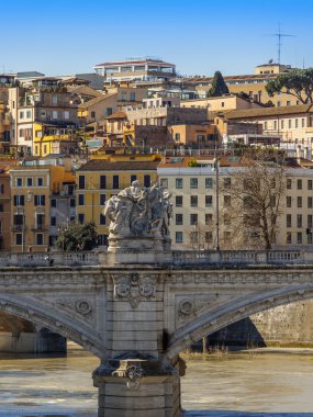 6 Mart 2015 tarihinde, Roma, İtalya. Bir görünümünü bentleri Tiber ve Nehri Köprüsü