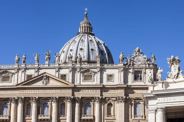 Roma, Italia, 6 de marzo de 2015. Detalles arquitectónicos de la Catedral de San Pedro en el Vaticano — Foto de Stock