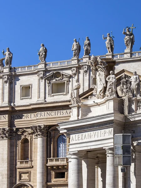 Roma, Italia, 6 de marzo de 2015. Detalles arquitectónicos de la Catedral de San Pedro en el Vaticano — Foto de Stock