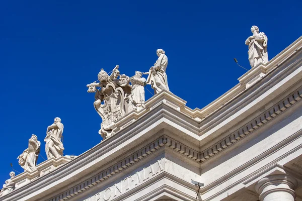 Rom, Italien, den 6 mars 2015. Arkitektoniska detaljer av Peterskyrkan i Vatikanen — Stockfoto