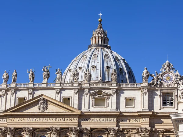 Rome, Italy, on March 6, 2015. Architectural details of St. Peter's Cathedral in Vatican — Stock Photo, Image