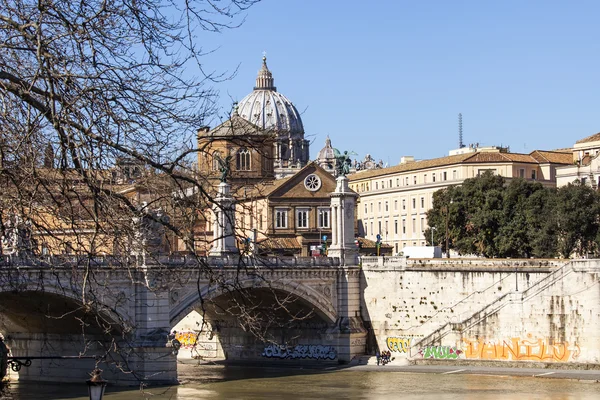 Roma, Italia, 6 de marzo de 2015. Una vista de los terraplenes del Tíber y el puente a través del río —  Fotos de Stock