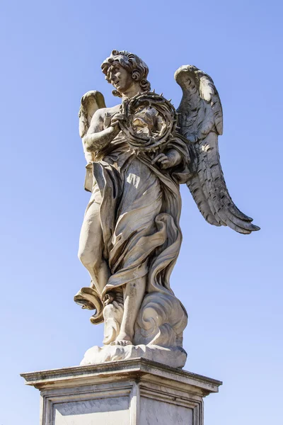 Rome, Italy, on March 6, 2015. The ancient sculptural image of an angel decorating Angel Bridge through the river Tiber — Stock Photo, Image