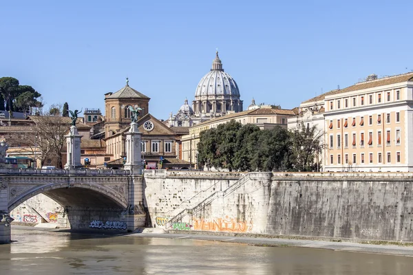 Roma, Italia, 6 de marzo de 2015. Una vista de los terraplenes del Tíber y el puente a través del río —  Fotos de Stock