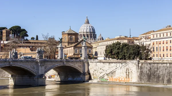 Rome, Italy, on March 6, 2015. A view of embankments of Tiber and the bridge through the river — Stock Photo, Image