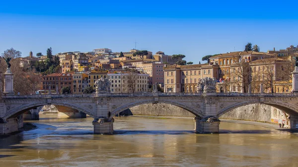 Rome, Italy, on March 6, 2015. A view of embankments of Tiber and the bridge through the river — Stock Photo, Image