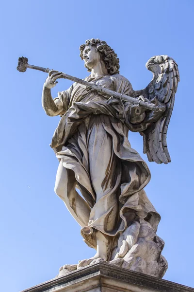 Rome, Italy, on March 6, 2015. The ancient sculptural image of an angel decorating Angel Bridge through the river Tiber — Stock Photo, Image