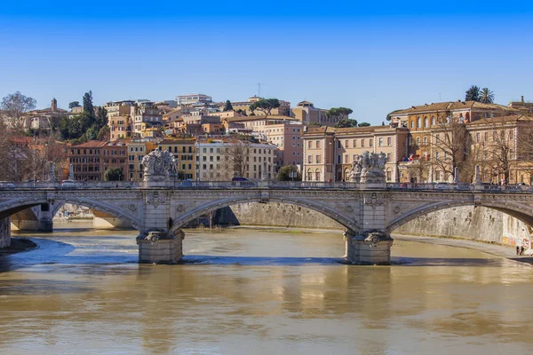 Roma, Italia, 6. mars 2015. Utsikt over breddene av Tiber og broen gjennom elven – stockfoto
