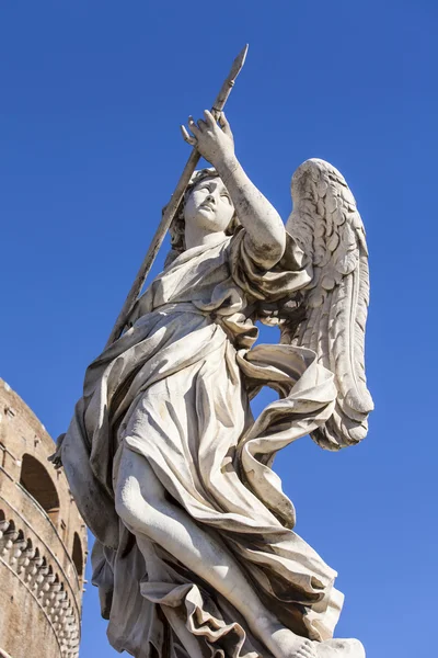 Róma, Olaszország, a március 6-án, a 2015. Egy angyal díszítő angyal híd, Tiberis folyón ősi plasztikus képe — Stock Fotó