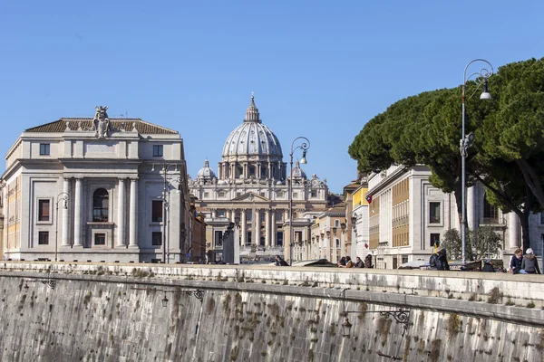 Rom, Italien, den 6 mars 2015. En vy av vallar av Tibern — Stockfoto