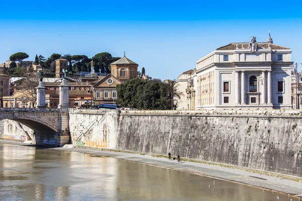 Roma, Italia, 6 de marzo de 2015. Una vista de los terraplenes del Tíber y el puente a través del río — Foto de Stock