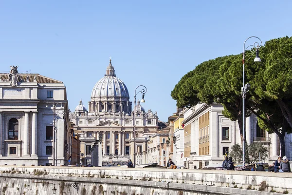 Rom, Italien, den 6 mars 2015. En vy av vallar av Tibern — Stockfoto