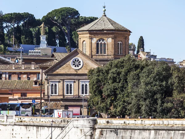 Rom, italien, am 6. märz 2015. ein blick auf tiberböschungen — Stockfoto