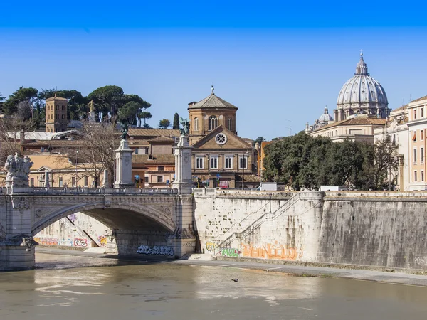 Roma, Italia, pe 6 martie 2015. O vedere a digurilor din Tibru și a podului prin râu — Fotografie, imagine de stoc