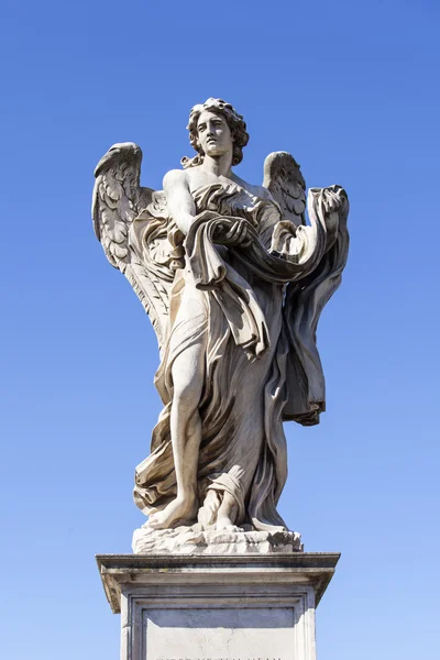 Roma, Italia, 6 de marzo de 2015. La antigua imagen escultórica de un ángel decorando el Puente Ángel a través del río Tíber —  Fotos de Stock