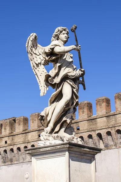 Rome, Italië, op 6 maart 2015. Het oude sculpturale beeld van een engel Angel Bridge verfraaien door de rivier de Tiber Stockafbeelding