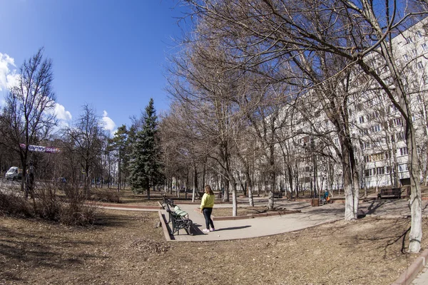 Pushkino, Russia, on April 10, 2015. A spring sunny day in the boulevard. — Stock Photo, Image